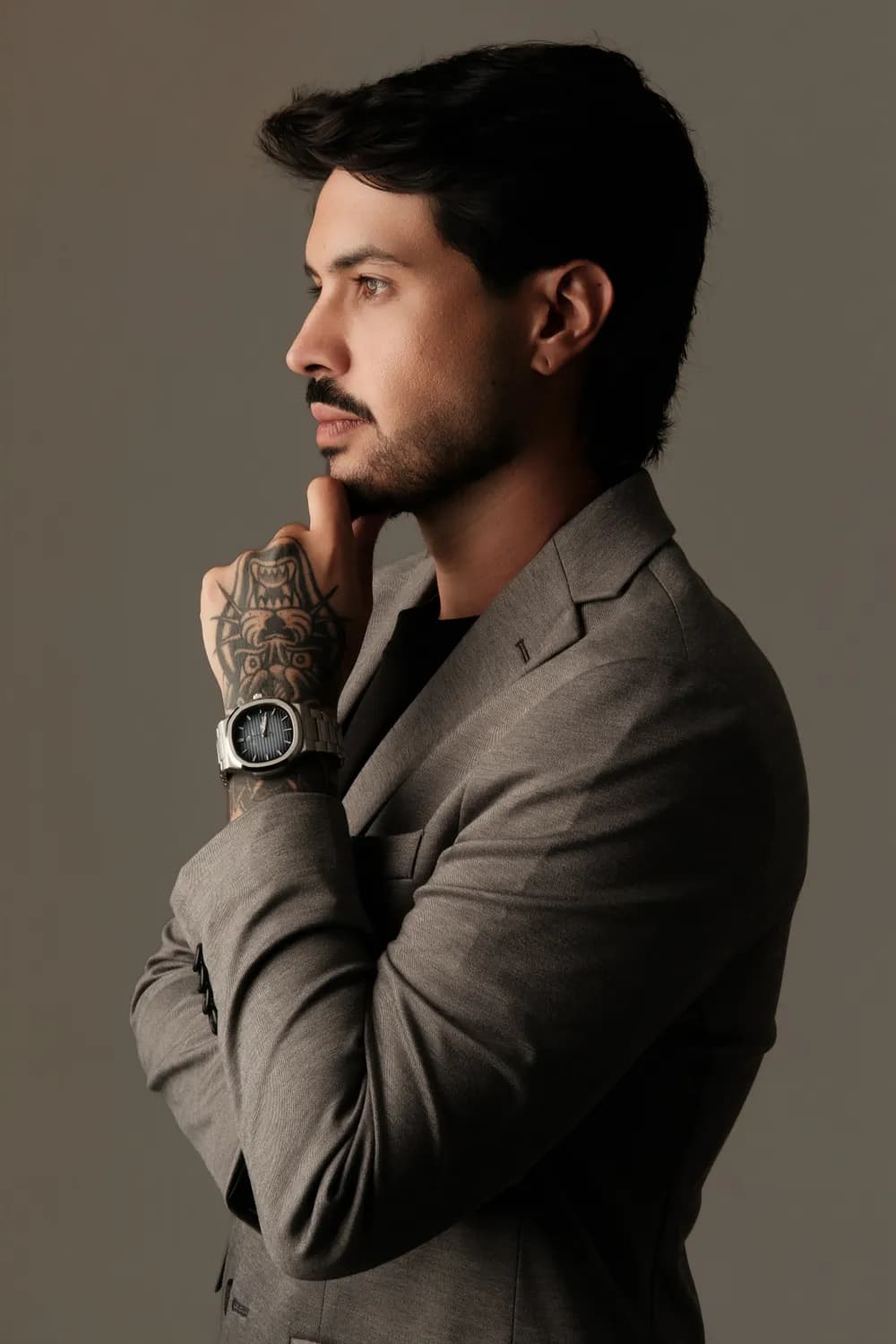 Dr. Jonas Ferro em perfil, em postura pensativa
